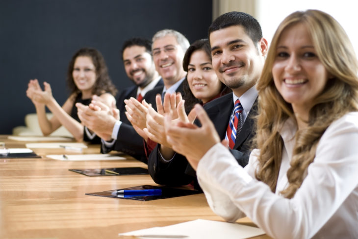 trabajadores aplaudiendo 