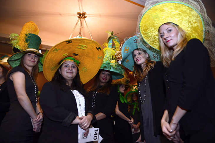 mujeres con sombreros graciosos