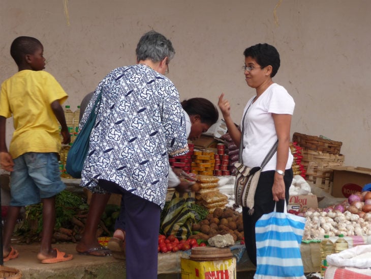 personas en el mercado