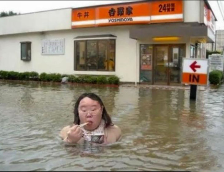 mujer comiendo en la inundación 