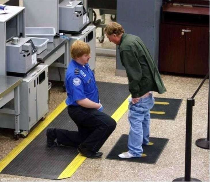 señor con los pantalones abajo en seguridad de aeropuerto