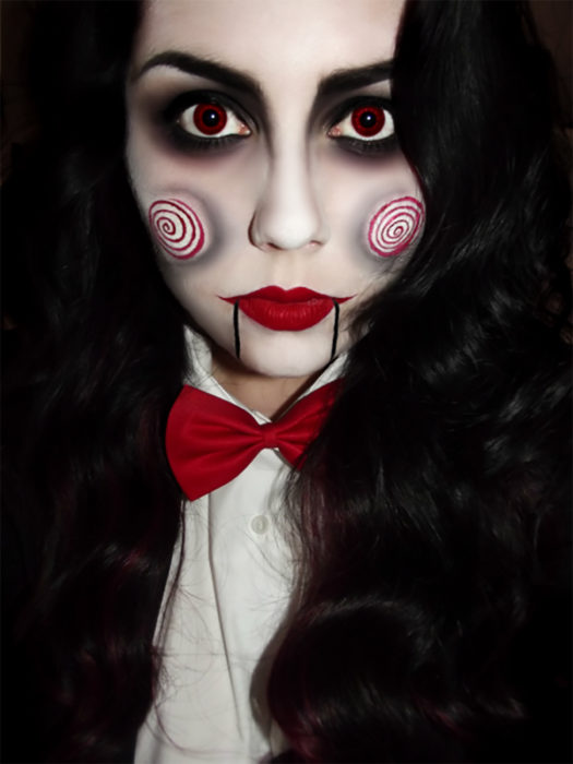 mujer maquillada de saw