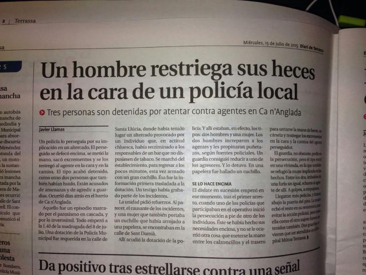 periódico con titular que dice hombre restriega sus heces en la cara de policía local