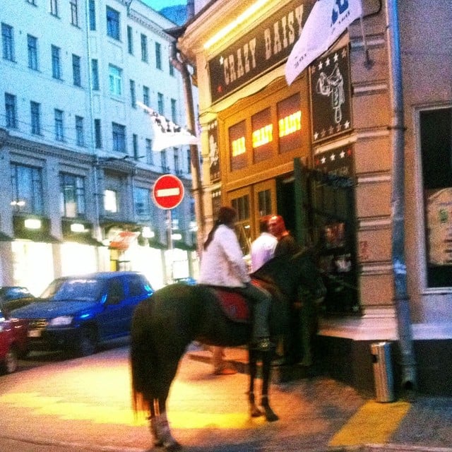 muchacha en caballo en la ciudad