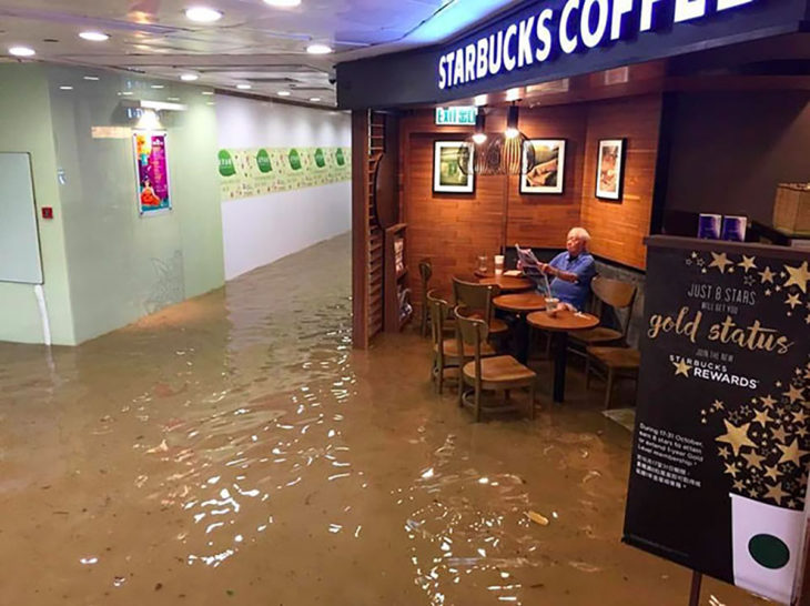 señor en starbucks inundado 