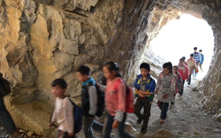 niños entrando a una cueva