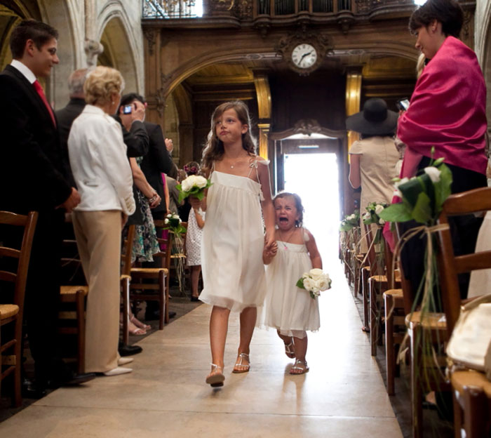 niñas de las flores de boda llorando