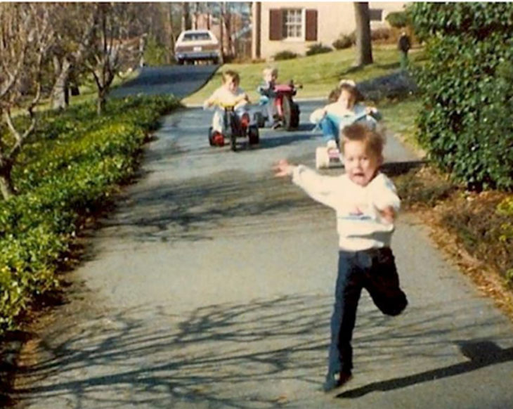 niño huyendo de sus hermanos