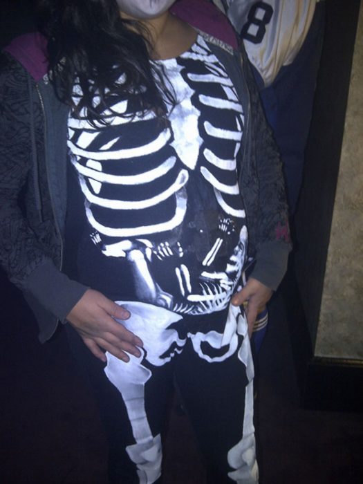 embarazada disfrazada de esqueleto