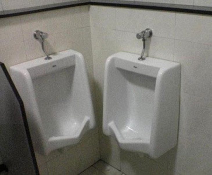 dos urinarios muy pegados