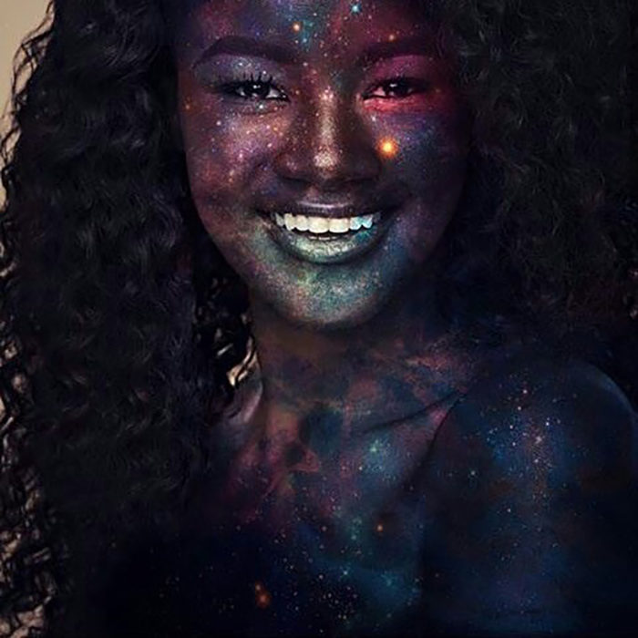 muchacha con el universo pintado en su piel