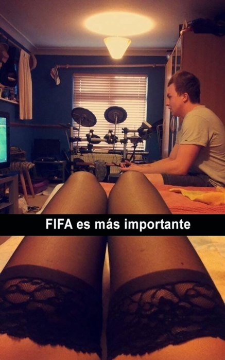 gamer al lado de mujer en medias