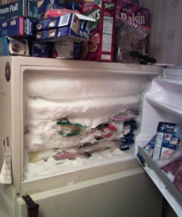 congelador lleno de hielo y carnes frías 