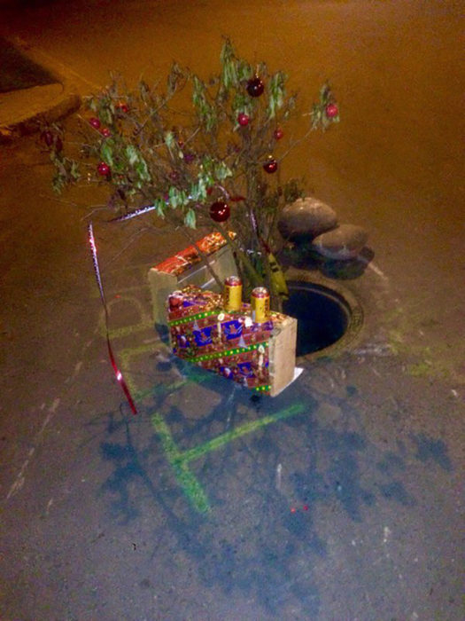 árbol de navidad en una coladera