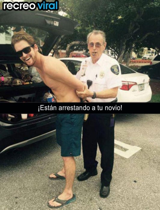 policía arrestando a un muchacho