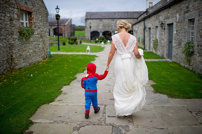 niño vestido de spiderman acompaña a la novia 