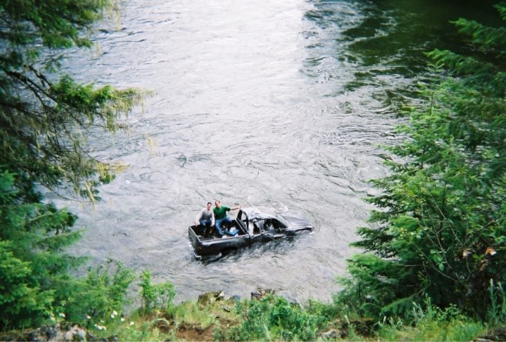 camioneta en medio de un río