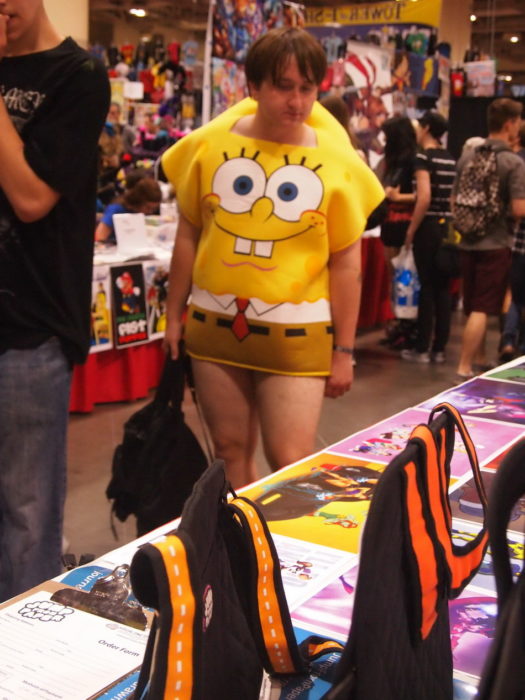 persona vestida de bob esponja