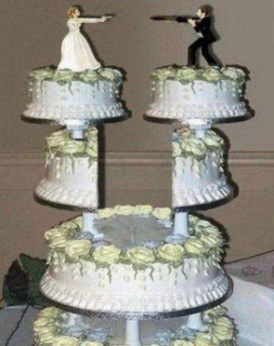 pastel de boda con figurillas cargando armas