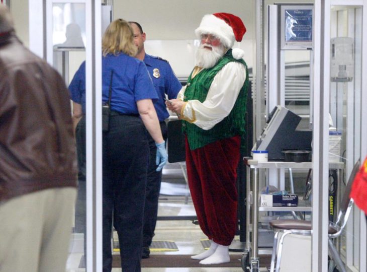 santa claus en el aeropuerto 