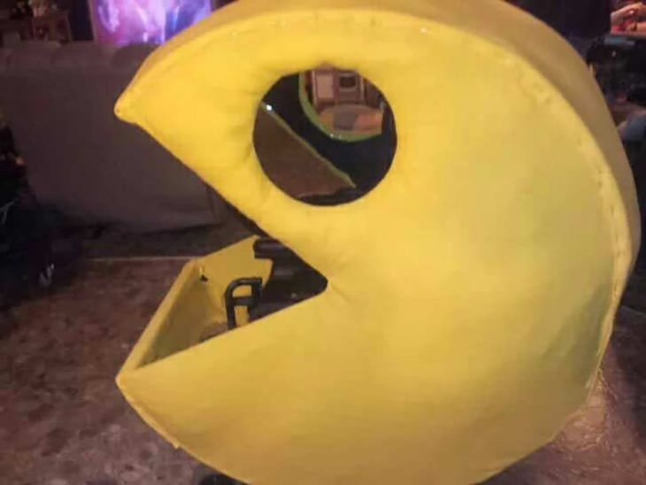 persona en silla de ruedas disfrazada de pacman 