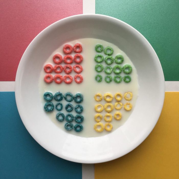 cereal de colores en tazón acomodado geométricamente 