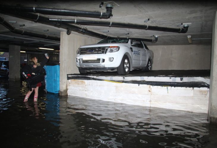 estacionamiento inundado, camioneta en una tarima