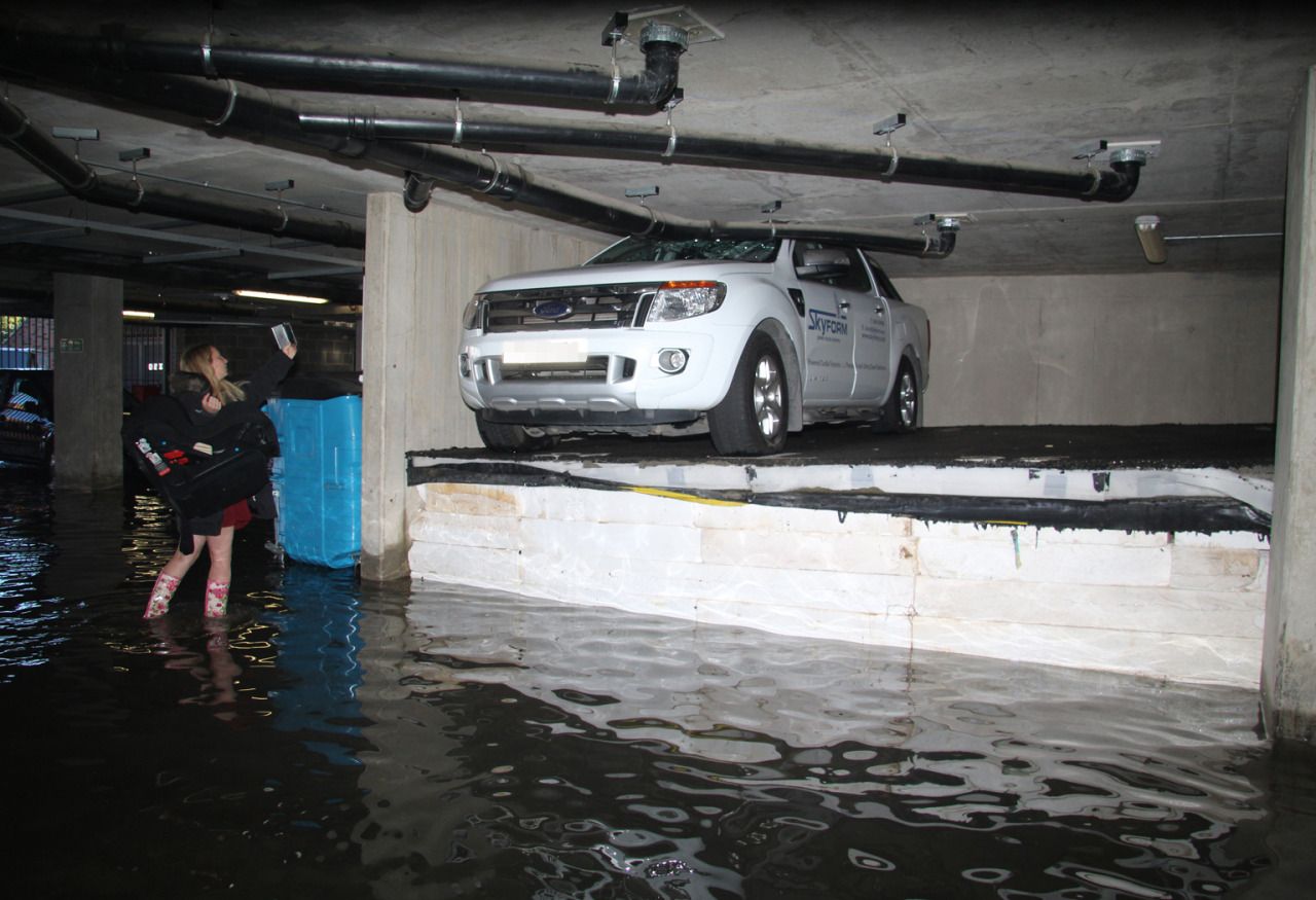Залило водой тело. Затопило подземный паркинг. Затопление подземной парковки. Паркинг вода. Затапливает подземный паркинг.