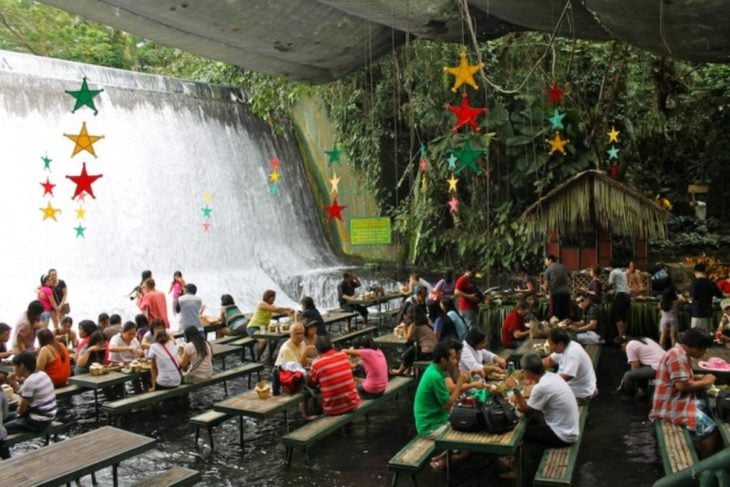 Restaurante al pie de una cascada