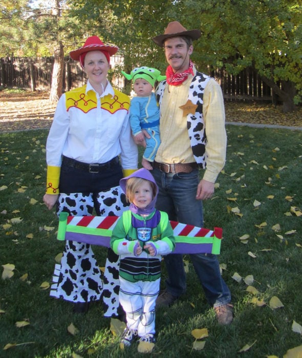 familia disfrazada de toy story