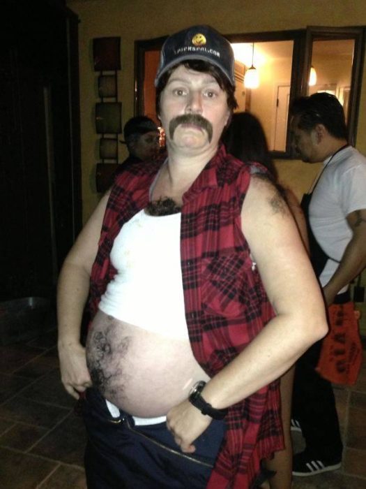embarazada disfrazada de hombre con panza cervecera