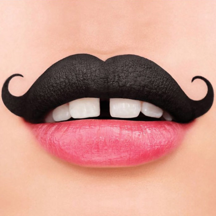 bigote maquillado en un labio