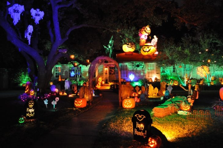 decoración de exterior halloween casa con luces de calabazas y decoración de cementerio