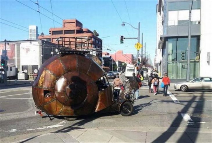 caracol mecánico paseando por ciudad