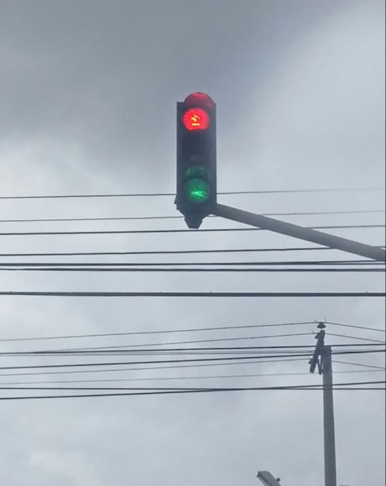 semáforo con rojo y verde prendido