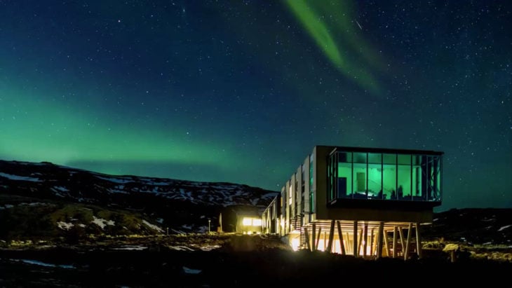 Restaurante a la luz de una aurora boreal