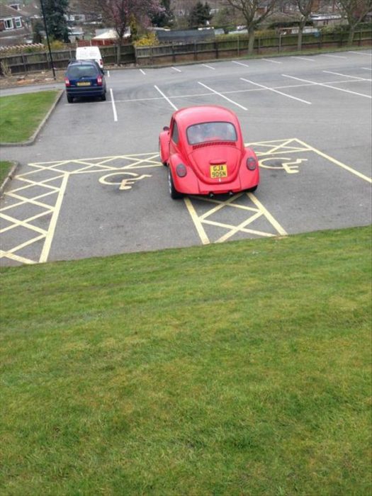 bocho estacionado en dos lugares