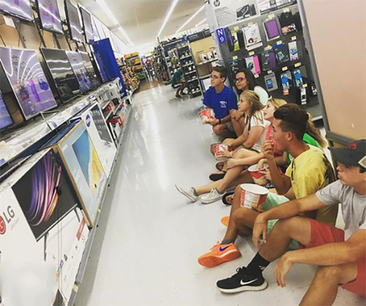 familia viendo tv en centro comercial