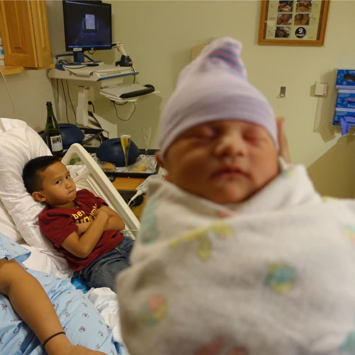 niño enojado por ver a su hermano recién nacido