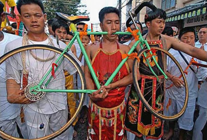 hombre usa bicicleta como piercing 