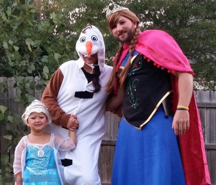 familia disfrazada de frozen 