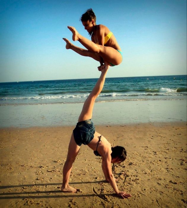 dos mujeres haciendo posición complicada de yoga