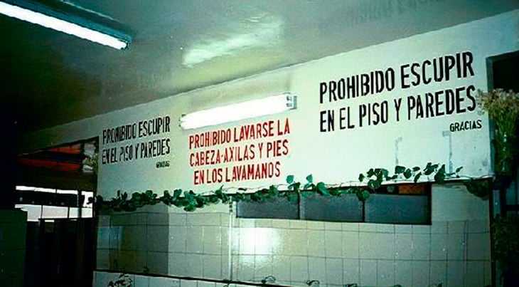 letrero prohibido escupir el piso