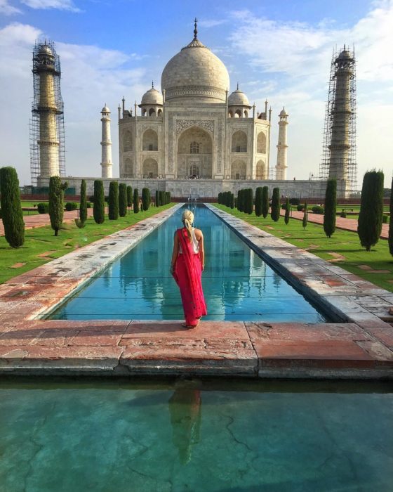 mujer en el taj mahal