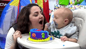 bebé comiendo pastel y parando el dedo