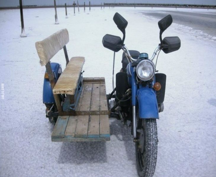 motocicleta con banca de madera anexada