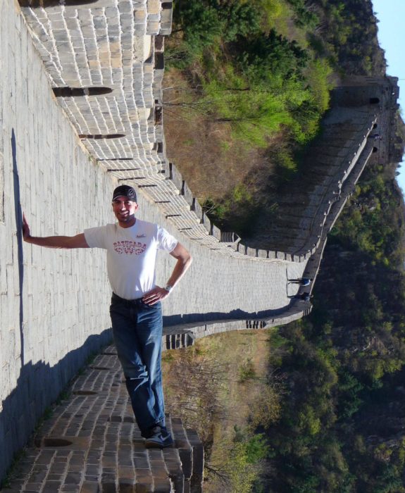 hombre jugando con perspectiva en la muralla china