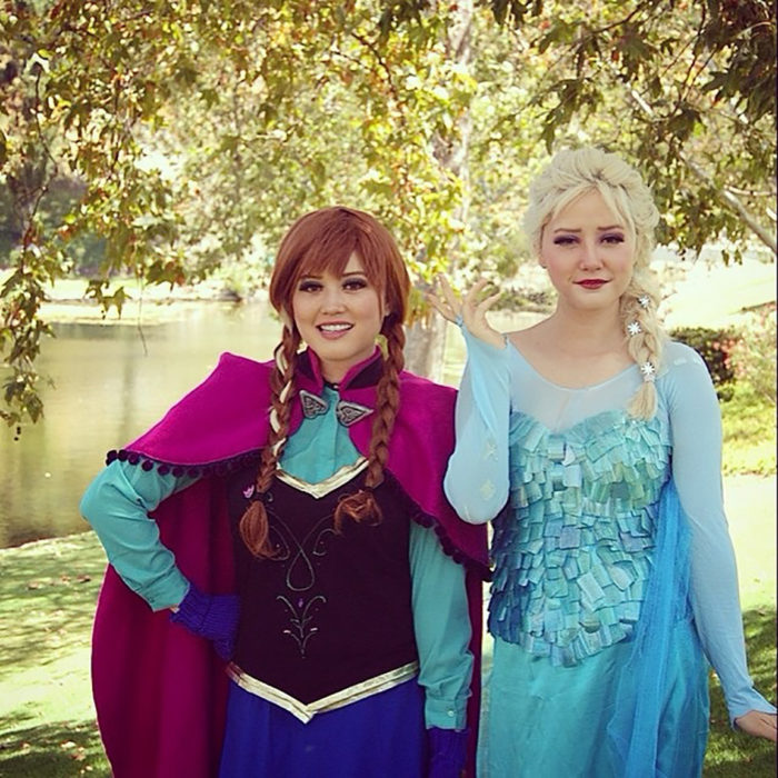 amigas disfrazadas de Anna y Elsa