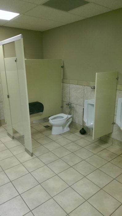 baño con puertas que no están juntas y se puede ver dentro