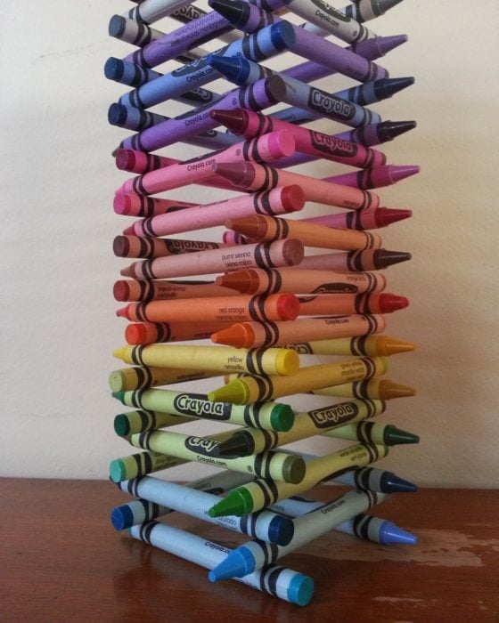 crayolas formando una torre